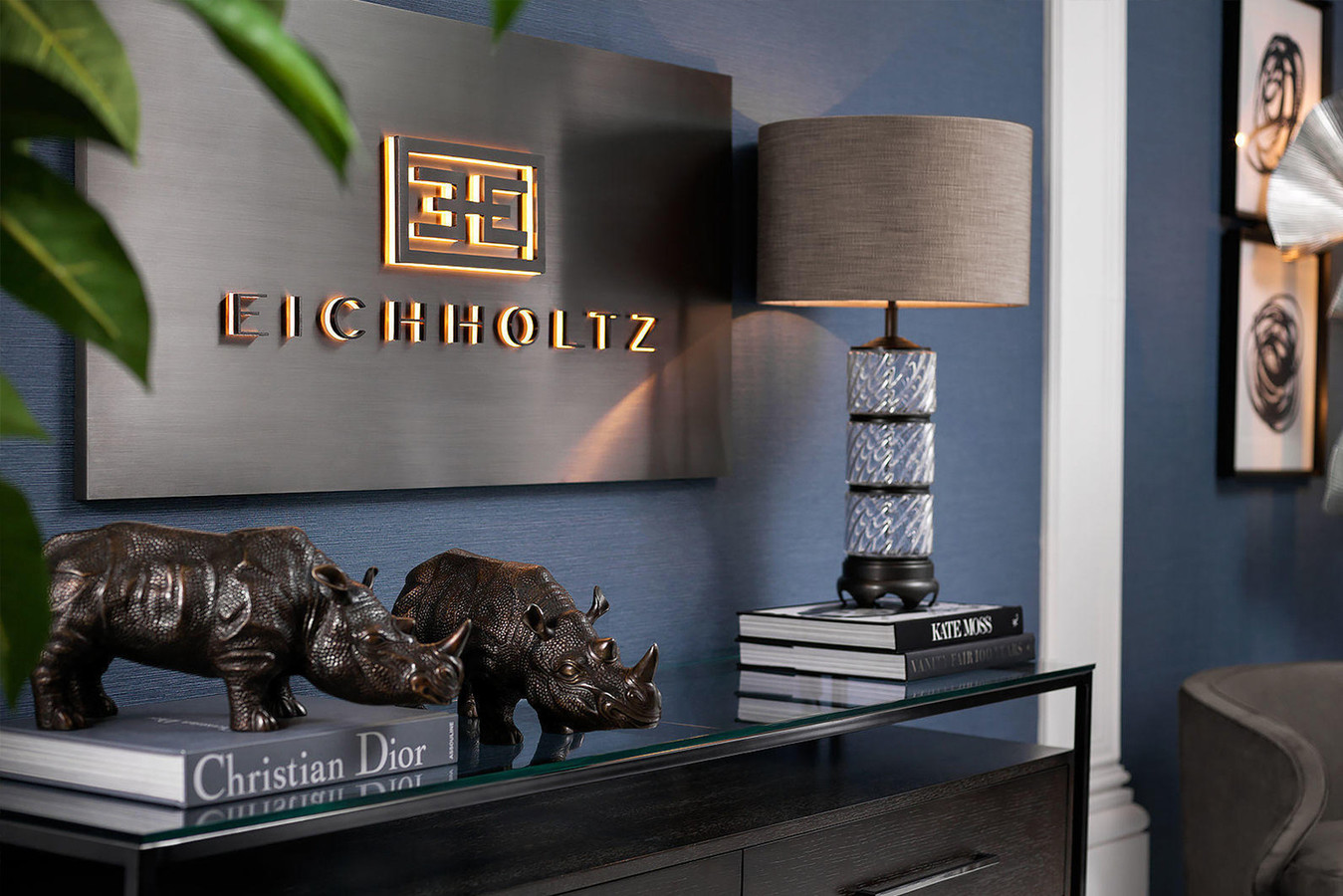 Eichholtz pri svojem oblikovanju na prvo mesto postavlja vaše potrebe po udobju, varnosti, zasebnosti in estetskem zadovoljstvu. Slovi kot prodajalec luksuznega pohištva, osvetlitve in dodatkov za vaš dom. Ponujajo subtilno sodoben pristop h klasičnemu oblikovanju, ki zagotavlja, da je vsak izdelek edinstven in ciljno usmerjen.