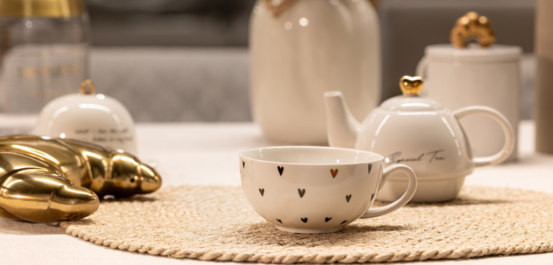 Skodelice za čaj in kavo so ključne za uživanje v teh priljubljenih napitkih. Različne velikosti in oblike skodelic omogočajo izbor, ki ustreza vašim preferencam in okusu. Skodelice z unikatnimi vzorci in barvami dopolnjujejo uživanje v toplih napitkih ter prinašajo dodaten užitek v vsakodnevnih trenutkih pitja čaja ali kave.