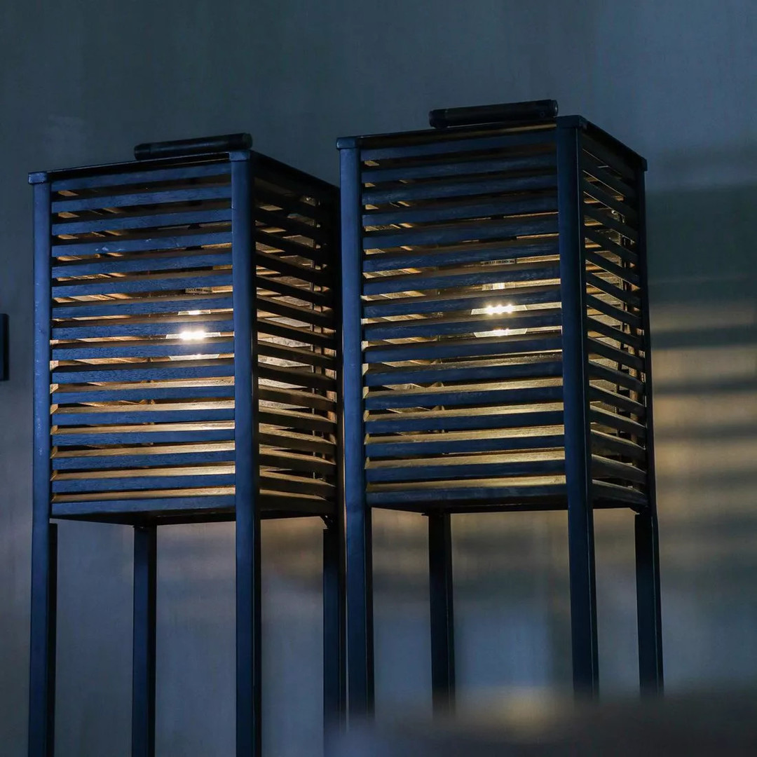 blagovna_znamka/velana-living-samostojeca-luc-v-crni-barvi-s-polkni