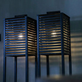 blagovna_znamka/velana-living-samostojeca-luc-v-crni-barvi-s-polkni