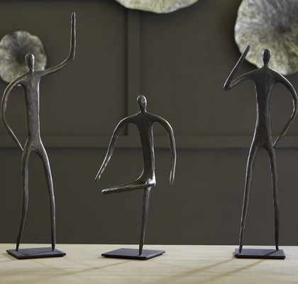 SKULPTURA ATLAS MOŽ Z DVIGNJENO ROKO 17X12X56