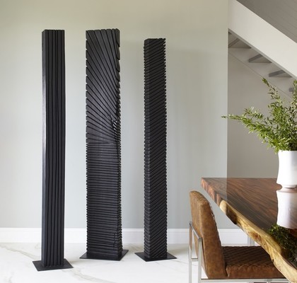 ABSTRAKTNA SKULPTURA IZ ČRNEGA LESA VERT. 