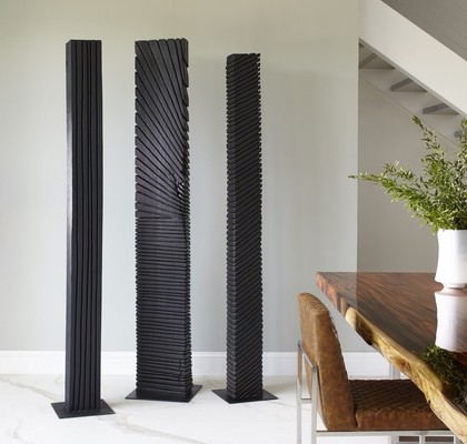 ABSTRAKTNA SKULPTURA IZ ČRNEGA LESA HORIZ.