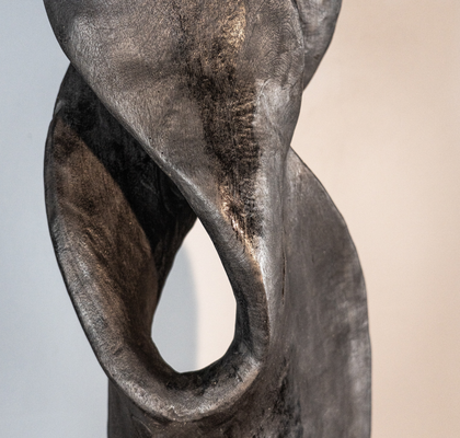 ČRNA SKULPTURA IZ TIKOVINE SPIRALA