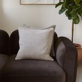 uvozeni-izdelki/Riviera-Maison-Velana-Living-okrasna-blazina-rm-orlea-taupe-M32958_1