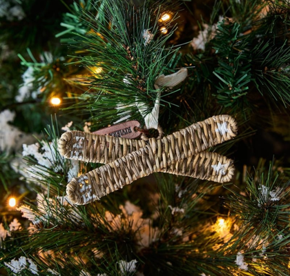 OKRASEK IZ RATANA SMUČI