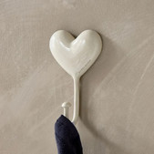 uvozeni-izdelki/Velana-Living-kljuka-za-obesanje-v-obliki-srcka-od-Riviera-Maison_1