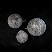 uvozeni-izdelki/Velana-Living-srebrn-bozicni-okrasek-s-perlicami-mirror-silver-M18209_2