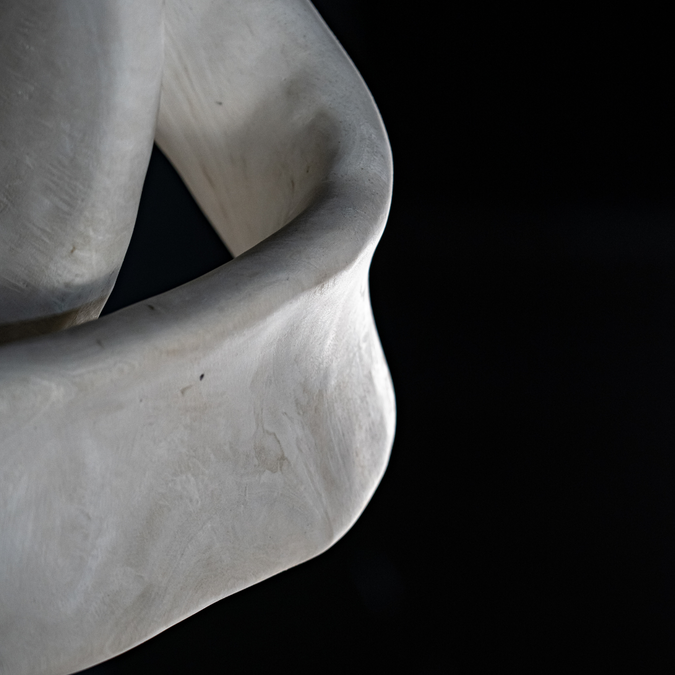 uvozeni-izdelki/WHITE-TEAK-SCULPTURE-HUG-Velana-Living_1