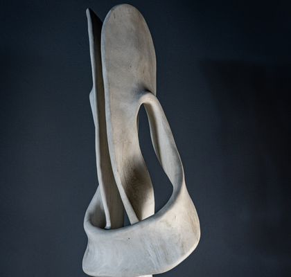 BELA SKULPTURA IZ TIKOVINE OBJEM