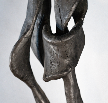 ČRNA SKULPTURA IZ TIKOVINE VOZEL