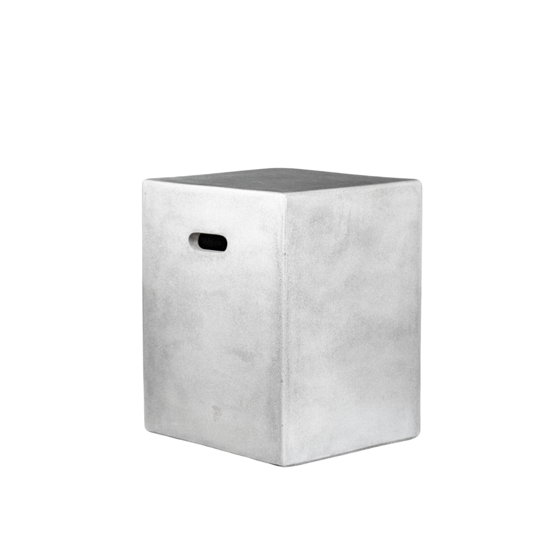 uvozeni-izdelki/velana-living-stolcek-iz-cementa_3