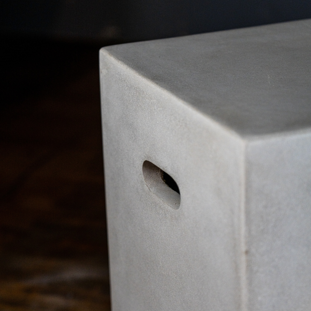 uvozeni-izdelki/velana-living-stolcek-iz-cementa