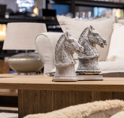 KONJSKA GLAVA ANTIQUE SIVO-BELE BARVE