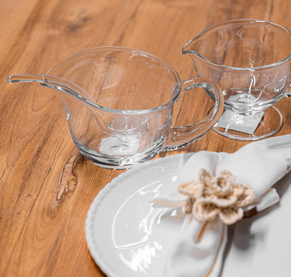 STEKLEN VRČEK ZA OMAKO Z ZAJEMALKO