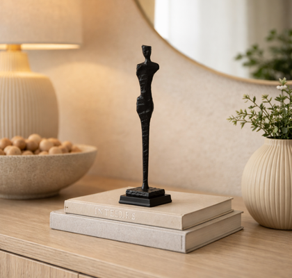 ČRNA DEKORATIVNA SKULPTURA S