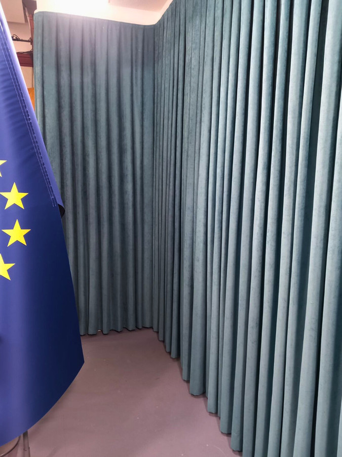 Modra žametna zavesa po meri na veliki steni v posebnem prostoru