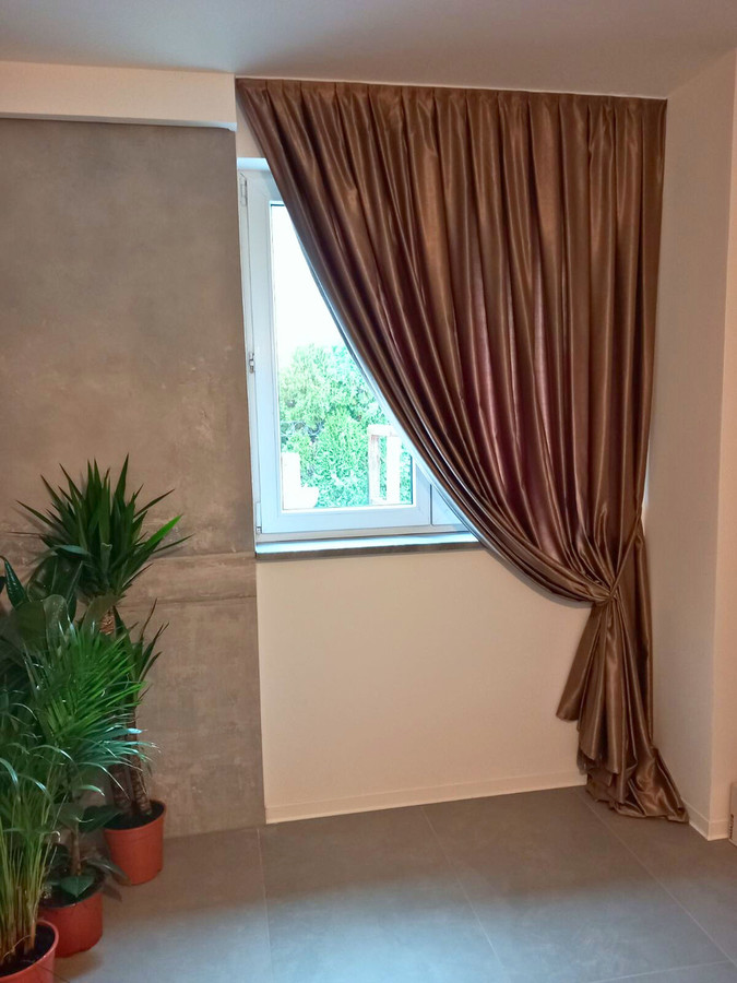 Rjavo-zlata satenasta zavesa po meri v modernem ambientu