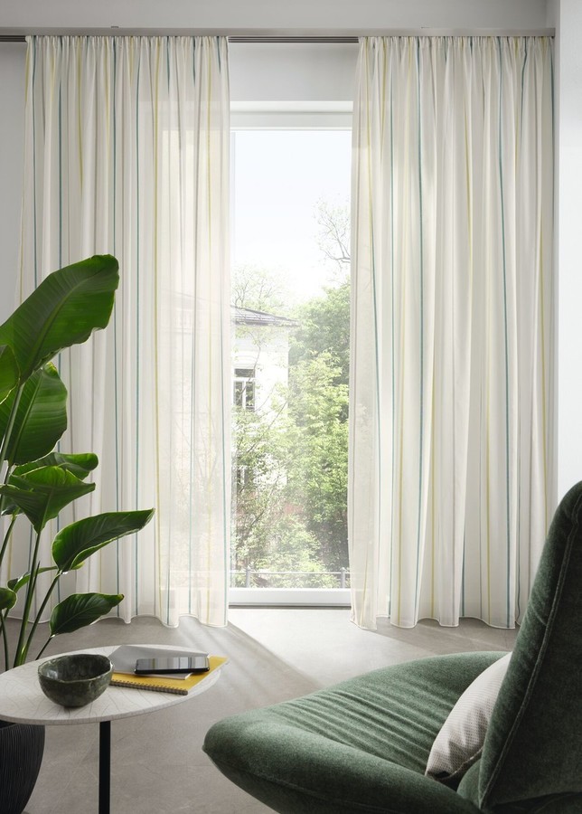 Bela prosojna črtasta zavesa po meri v svetli moderni dnevni sobi