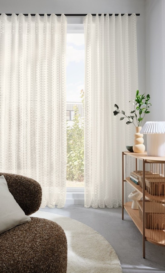 Bela prosojna dekorativna zavesa po meri v svetli moderni dnevni sobi