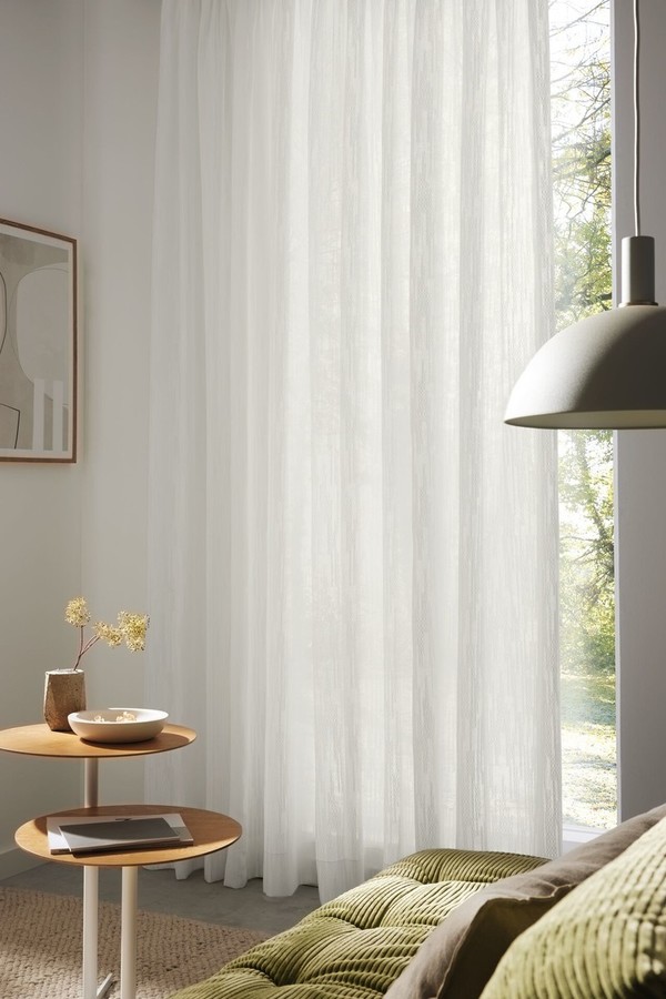 Bela prosojna zavesa po meri v sodobni svetli dnevni sobi