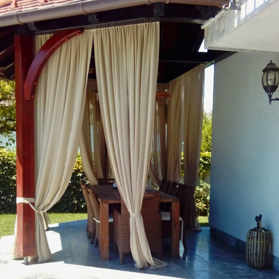 Bež zunanja zavesa po meri na pergoli za senčenje terase