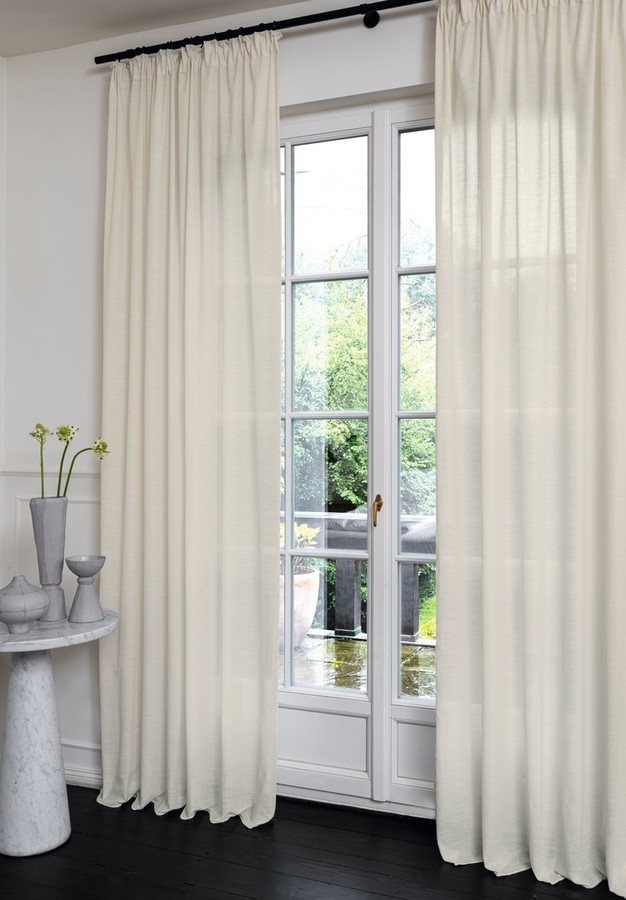 Krem prosojna zavesa po meri na francoskih vratih v elegantnem dnevnem prostoru