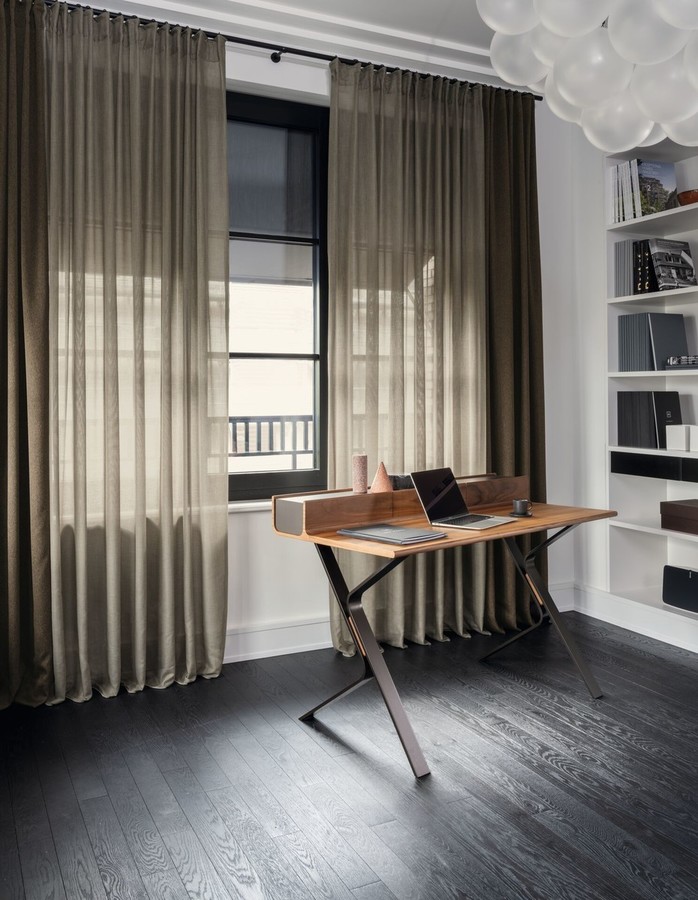 Rjavo prosojna zavesa po meri v elegantni domači pisarni