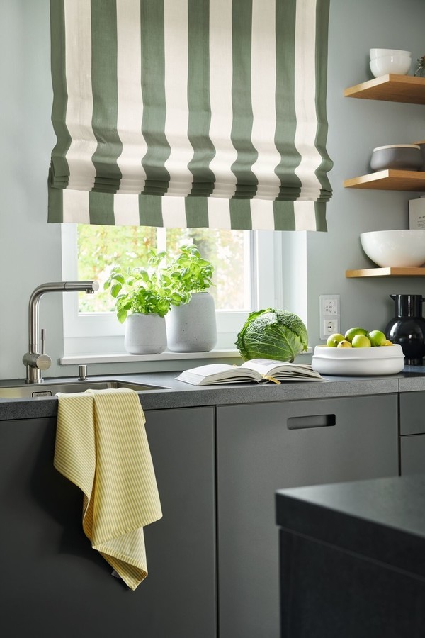 Romanska zavesa po meri s črtastim zeleno-bež vzorcem v sodobni kuhinji