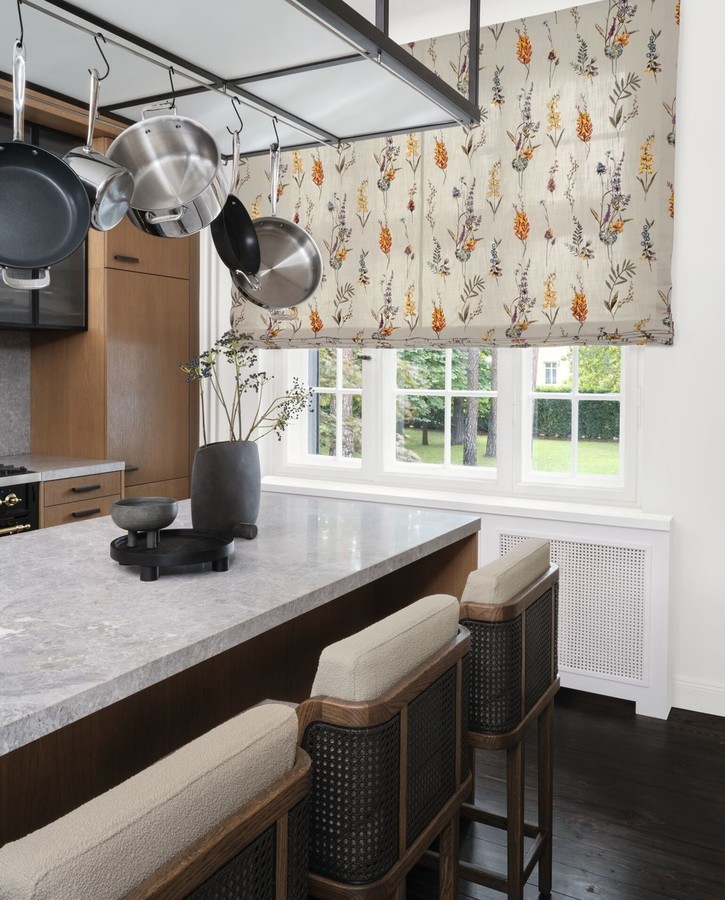 Romanska zavesa po meri z drobnim cvetličnim vzorcem v moderni kuhinji