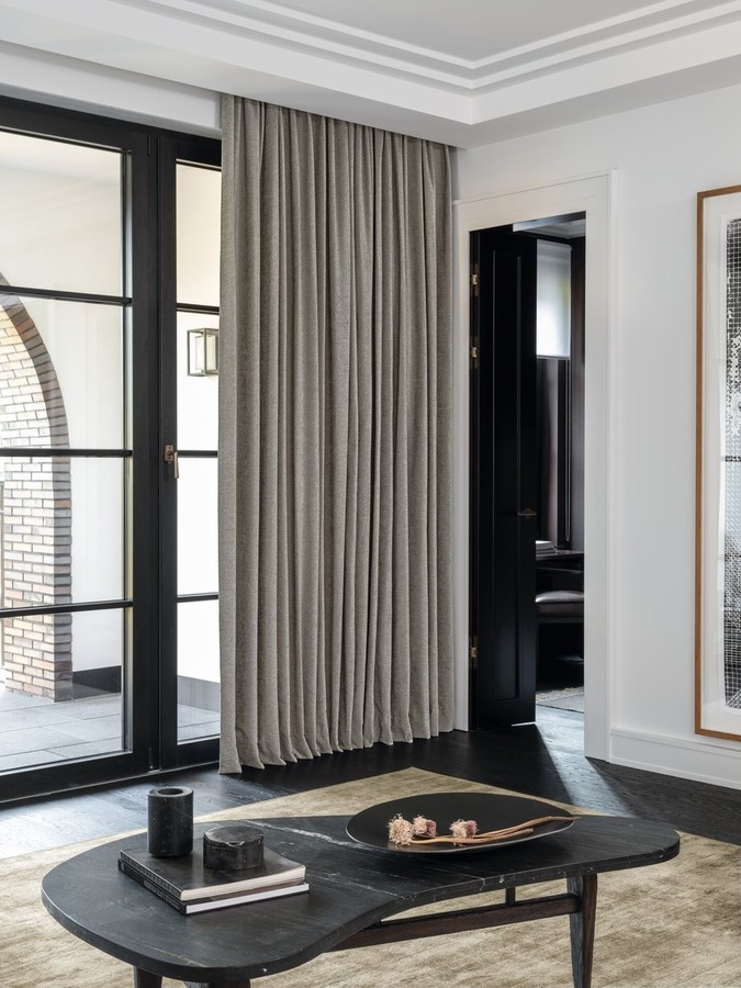 Siva dekorativna zavesa po meri v elegantni moderni dnevni sobi