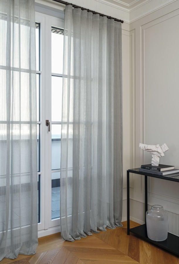 Siva prosojna zavesa po meri na francoskih vratih v sodobni dnevni sobi