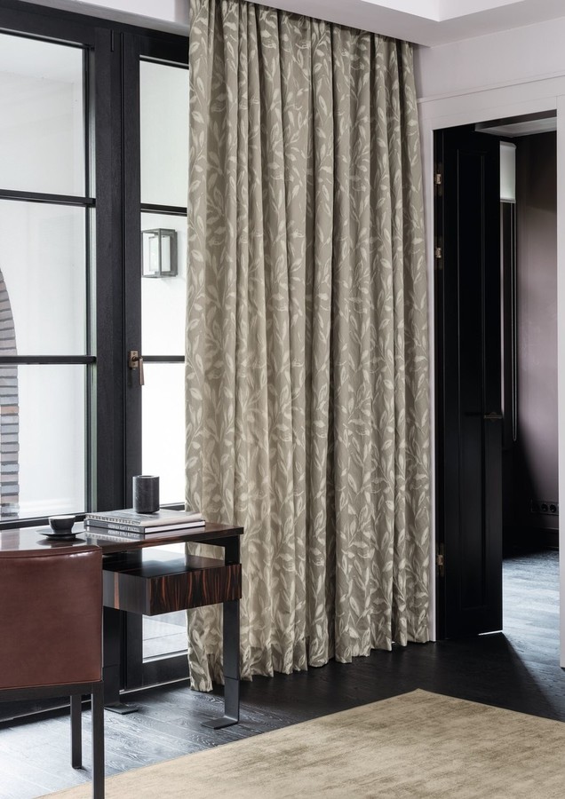 Vzorčasta dekorativna zavesa po meri v elegantni domači pisarni