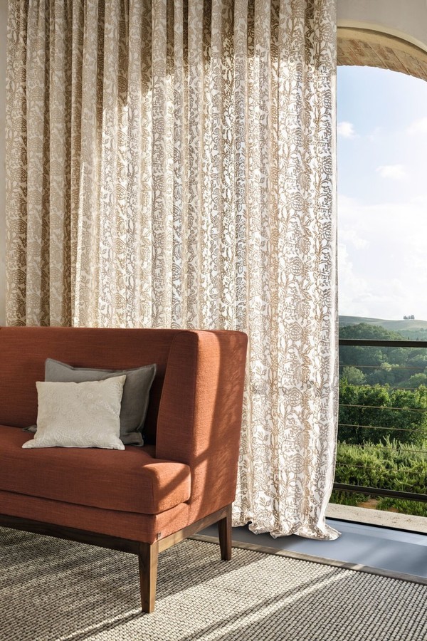 Vzorčasta prosojna zavesa po meri v svetli dnevni sobi z razgledom