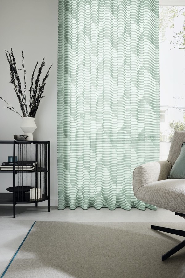 Zelena valovita prosojna zavesa po meri v moderni dnevni sobi