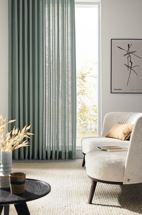 Zelena prosojna valovita zavesa po meri v elegantni dnevni sobi